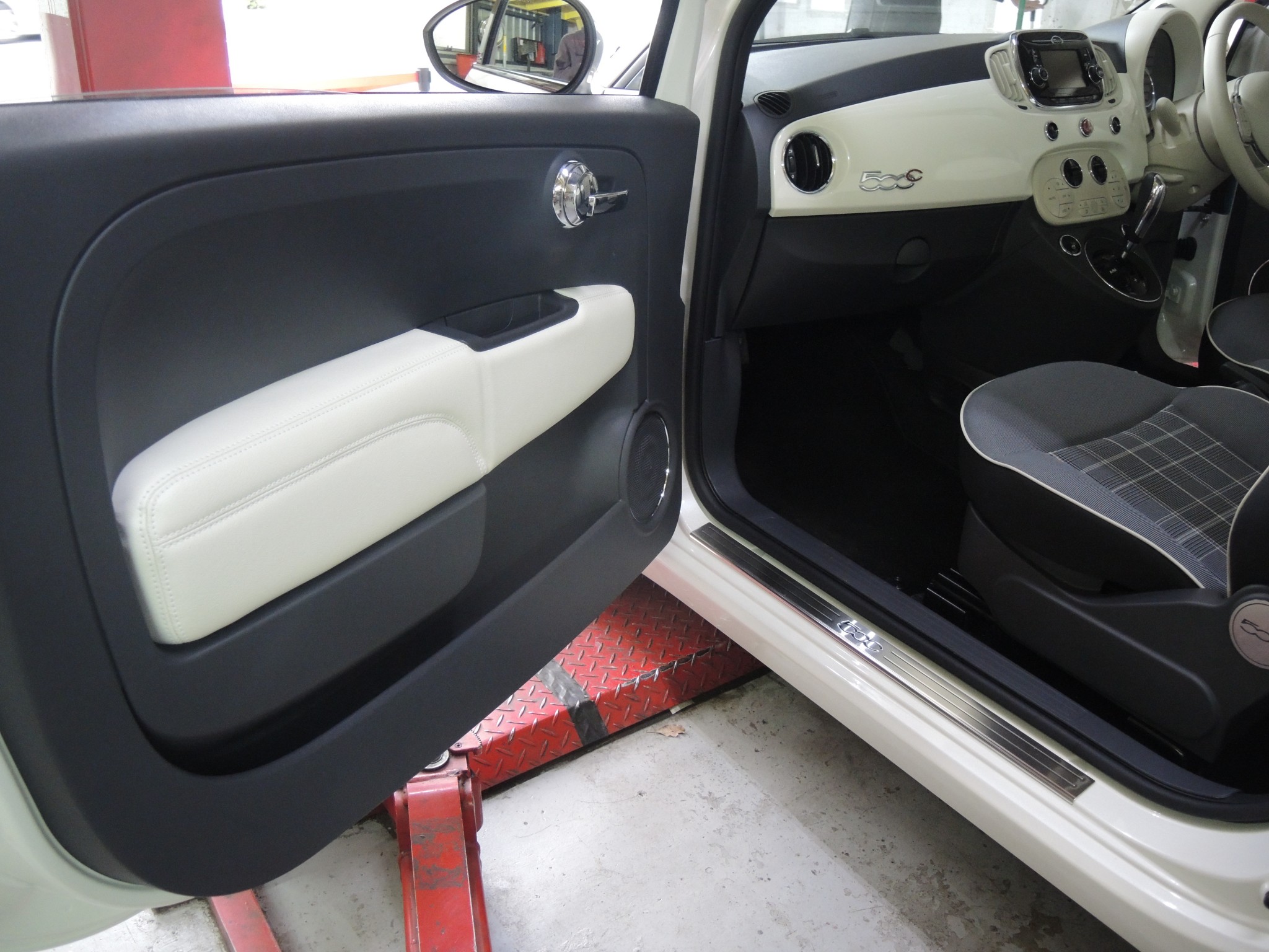 フィアット500ツインエアー PVCドアトリムで車内をカラーコーディネート！